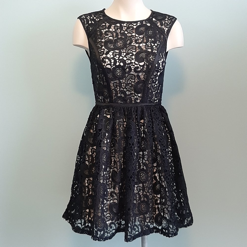 Portmans black lace beige lining sleeveless dress